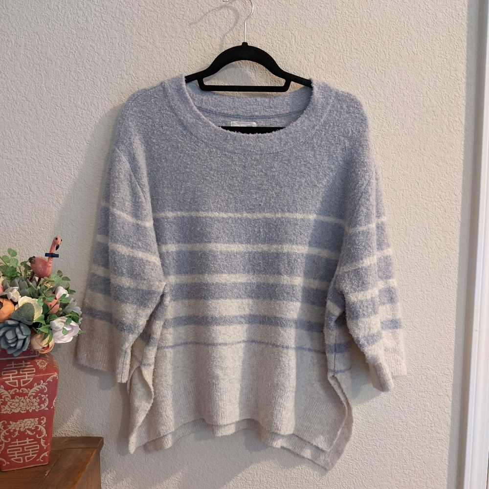 Lou & Grey fluffy white blue gray 3/4 sleeve split hem sweater